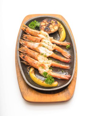 Sarımsaklı ve limonlu kızarmış karides.