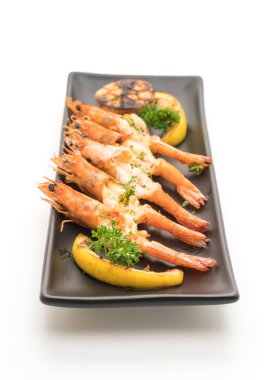 Sarımsaklı ve limonlu kızarmış karides.