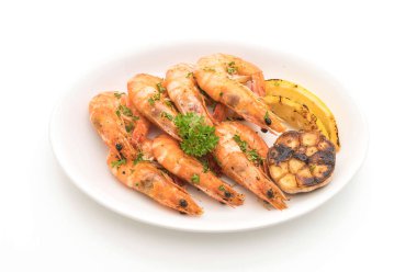 Sarımsaklı ve limonlu kızarmış karides.