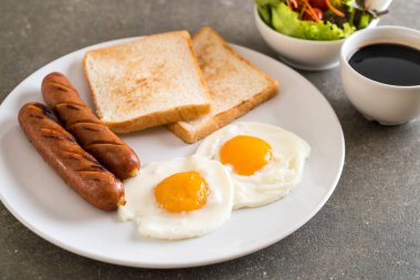 sosis ve ekmek ile kızarmış yumurta