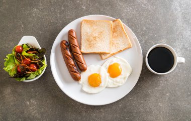 sosis ve ekmek ile kızarmış yumurta