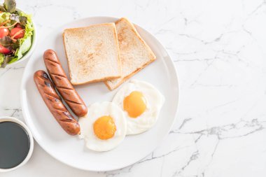 sosis ve ekmek ile kızarmış yumurta
