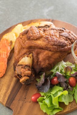 Gevrek domuz knuckle veya Alman domuz Hocks