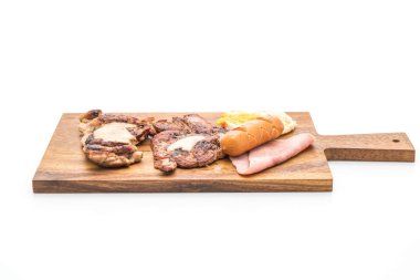 ahşap plaka üzerinde ızgara biftek mix