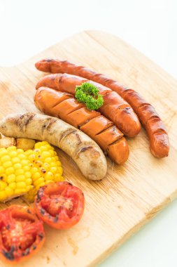 ızgara sosis mix sebze ve patates kızartması ile