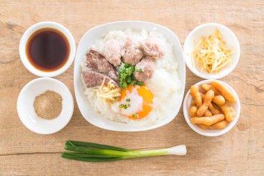 domuz eti ve yumurta ile pirinç lapası