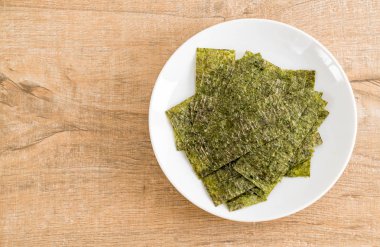 plaka üzerinde kurutulmuş yosun