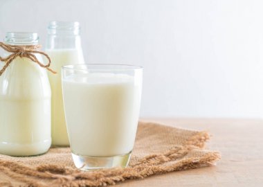 Bir bardak taze süt.