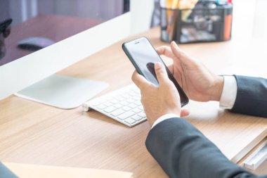 Yakın çekim el smartphone kullanarak