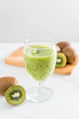 Sağlıklı taze kivi smoothie cam