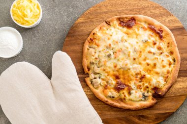 Kremalı mantarlı pizza