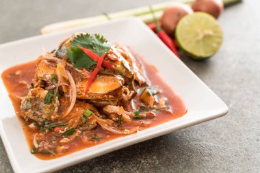 Baharatlı uskumru salatası