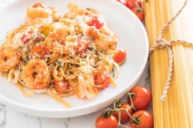 Spagetti karides, domates, fesleğen ve peynir ile 