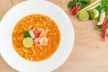 Karides çorbası baharatlı erişte