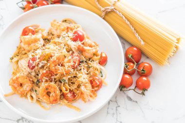 Spagetti karides, domates, fesleğen ve peynir ile 