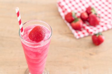 taze çilek smoothie 