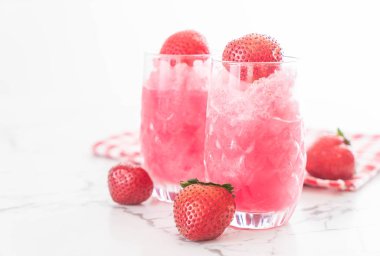 taze çilek smoothie 