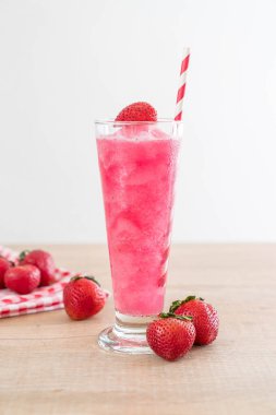 taze çilek smoothie 