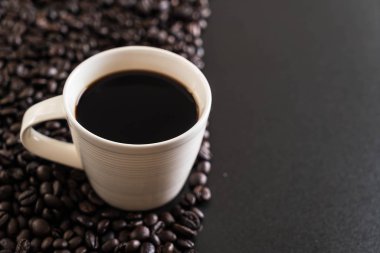 Kahve fincanı ve fasulye