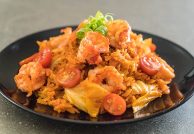 Kore baharatlı sos ve karides kızarmış pilav