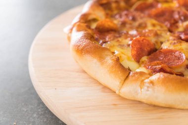 Ev yapımı biberli Pizza ahşap plaka üzerinde