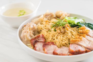 Yumurta noodle kırmızı kızarmış domuz, gevrek domuz eti, köfte ve çorba ile 