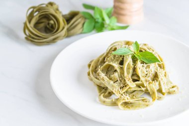 ıspanak fettuccine plaka üzerinde