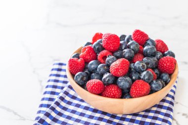 taze yaban mersini ve rasberry 