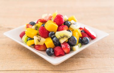 karışık taze meyve (çilek, ahududu, yaban mersini, kivi, mang