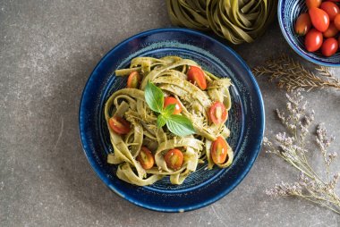 ıspanak fettuccine domates ile