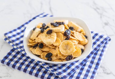 muz, Kuru üzüm ve süt ile tahıl 