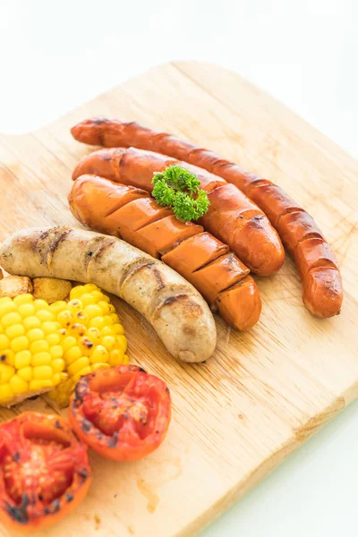 Grillwurst mit Gemüse und Pommes mischen — Stockfoto