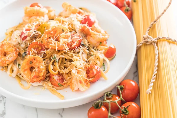 Spagetti karides, domates, fesleğen ve peynir ile 