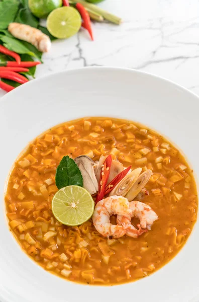 Karides çorbası baharatlı erişte