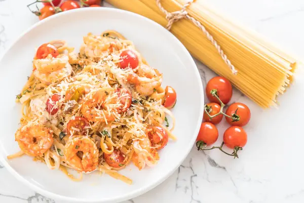 Spagetti karides, domates, fesleğen ve peynir ile 