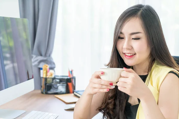 亚洲商业女性满意杯咖啡 — 图库照片
