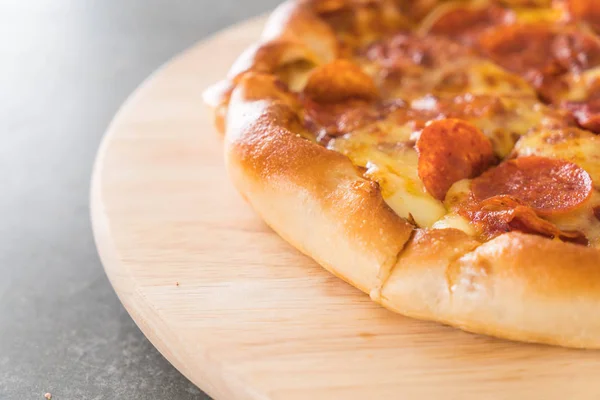 Pizza de Pepperoni casera en placa de madera —  Fotos de Stock