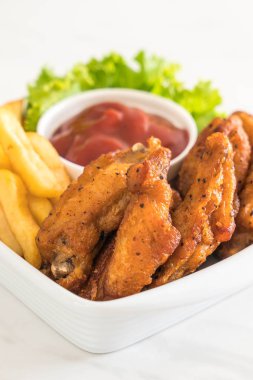 Kızarmış tavuk kanadı.