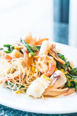 Deniz ürünleri ve karışık sebze ile kızarmış erişte ilave edin