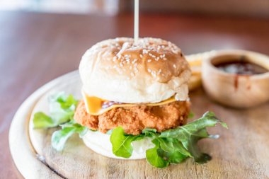 Peynirli hamburger ile kızarmış tavuk