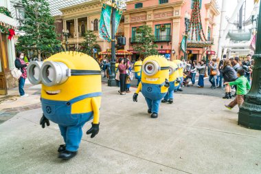 Osaka, Japonya - 21 Kasım 2016: Minion maskot aşağılık üzerinden içimde 
