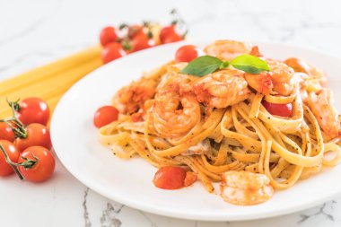 Spagetti karides, domates, fesleğen ve peynir ile 