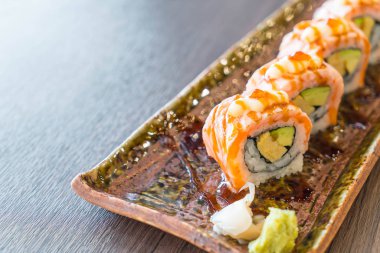 Izgara somon suşi roll
