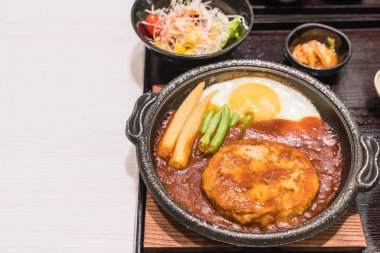 sıcak tabak kızarmış yumurta ile domuz eti burger 