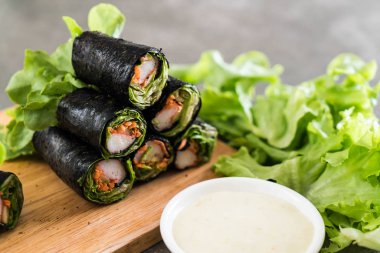 Yosun Salata rulo Yengeç sopa ile