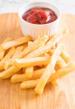 Domates soslu patates kızartması. 