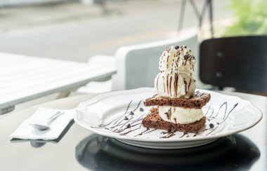 vanilyalı dondurma ile çikolatalı kek