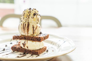 vanilyalı dondurma ile çikolatalı kek