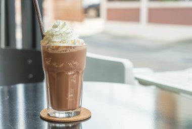 Kremalı çikolatalı milkshake.