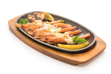 Sarımsaklı ve limonlu kızarmış karides.